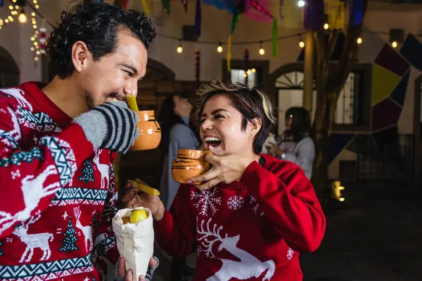 Meksikalı genç çift ya da arkadaşlar Meksika 'da Noel için Posada' da eğleniyorlar Latin Amerika 'da, İspanyol insanlar