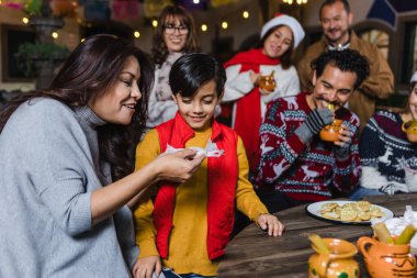 Geleneksel parti ya da posta kutlayan Meksikalı Aile Noel arifesi ve Meksika Latin Amerika 'da tatil