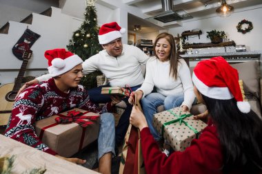 Meksika 'daki Latin Amerika' da Noel arifesinde Meksikalı bir aile hediye veriyor. Genç kızları, oğulları, anneleri ve babaları olan İspanyollar.