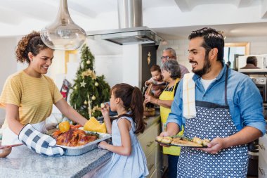 Latin aile, Meksika 'da Noel yemeği için birlikte yemek pişiriyor. Latin anne, büyükanne, büyükanne ve kız tatillerde hindi eti hazırlıyorlar.