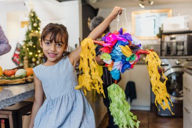 Latin çocuk elinde Meksika pinyatasıyla Latin Amerika 'da Noel için geleneksel posadaları kutluyor.