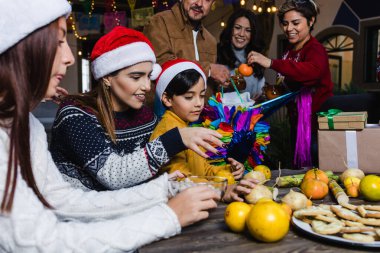 Geleneksel parti ya da posta kutlayan Meksikalı Aile Noel arifesi ve Meksika Latin Amerika 'da tatil
