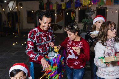 Geleneksel parti ya da posta kutlayan Meksikalı Aile Noel arifesi ve Meksika Latin Amerika 'da tatil