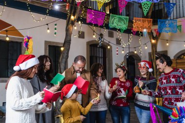 Meksika ailesi Noel arifesinde Noel şarkıları söylüyor ve Meksika Latin Amerika 'da geleneksel Posta Adaları' nı kutluyorlar. Latin kültürünü ve insanları.
