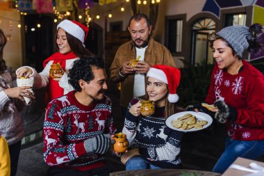 Geleneksel parti ya da posta kutlayan Meksikalı Aile Noel arifesi ve Meksika Latin Amerika 'da tatil