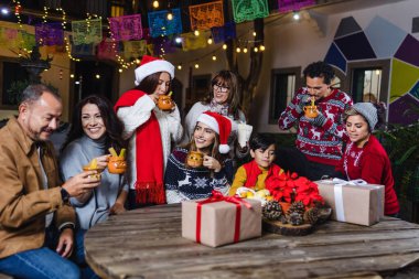 Geleneksel parti ya da posta kutlayan Meksikalı Aile Noel arifesi ve Meksika Latin Amerika 'da tatil