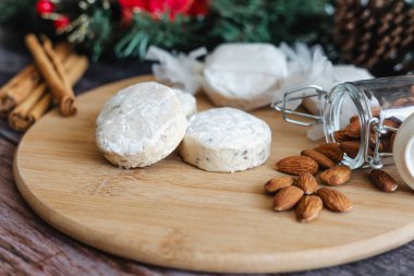 Noel sezonu için geleneksel polvoron pişirmek, ya da noel için nevaditos, mantecados ya da tatlı kurabiyeler yapmak. Meksika Latin Amerika 'da tarifler ve malzemeler