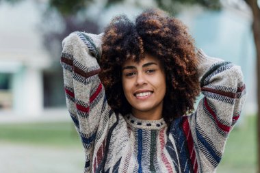 Genç Afrikalı Amerikalı iş kadını portresi İspanya 'da Avrupa' da siyahi, Latin ve Karayipliler afro saçlı