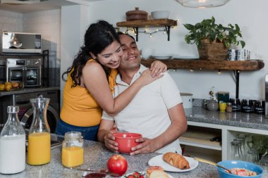 Latin çift Meksika 'da meyve suyu ve meyvelerle kahvaltı yapıyor Latin Amerika' da Latin gençler yiyor ve eğleniyor.