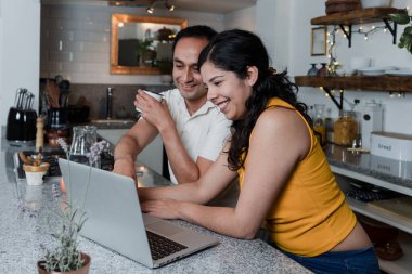 Latin çift Meksika 'da bilgisayar ya da dizüstü bilgisayar kullanıyor Latin Amerika' da, İspanyol gençler internete danışıyor.