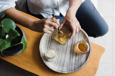 Latin bir kadın Meksika Latin Amerika 'da yüz maskesi takıyor. Latin kökenli insanlar.