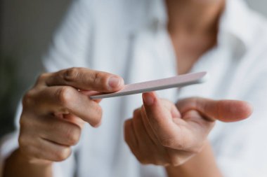 Latin Amerika 'da tırnaklarını törpüleyen bir kadın. Latin Amerikalılar tırnak törpüsü kullanıyor.