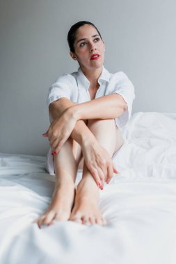 Latin Amerikalı Latin bir kadının portresi. Meksika 'da yatakta dinleniyor. Latin bir kadın.