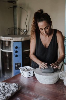 Latin kadın, Meksika Latin Amerika 'da atölyede kil çömlek ve girişimcilik seramik işlerinde çalışıyor.