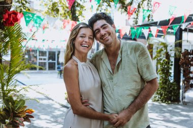 Latin Amerika, Karayipler ve tropikal gezilerde tatilde olan ve Meksika 'da eğlenen İspanyol genç çiftin portresi