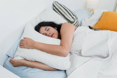 Latin bir kadın sabahın köründe gözleri kapalı uyuyordu. Meksika 'da Latin Amerika' da, Latin bir kadın.