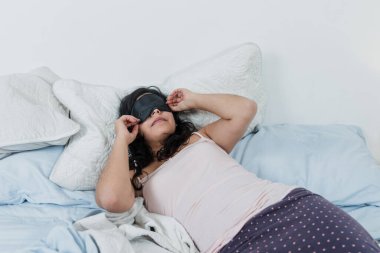 Latin kadın uyku maskesi takıyor ve sabah uyandığında Meksika Latin Amerika 'daki evinde, Latin bayan.