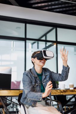 Latin kökenli genç bir kadın Meksika 'daki ofiste sanal gerçeklik gözlüğü kullanıyor. Latin Amerikalılar.