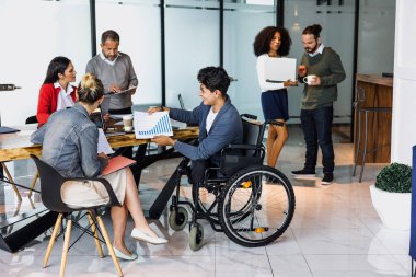 Latin iş dünyası takım çalışması ve Meksika 'da çalışan tekerlekli sandalyedeki genç adam Latin Amerika' da çalışan İspanyol iş arkadaşları ve engelli kavramı