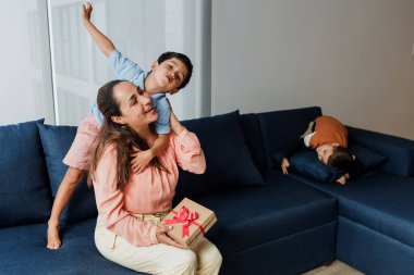 Latin anne ve oğul çocuk Meksika 'da anneler gününde hediye veriyorlar Latin Amerika' da, İspanyol aile 
