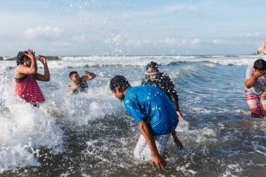 Acapulco Meksika 'da Pasifik Okyanusu' nun sahillerinde eğlenen Latin kökenli genç arkadaşlar Latin Amerika 'da, İspanyol insanlar, kadınlar ve erkekler