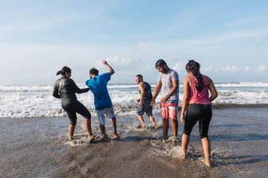 Acapulco Meksika 'da Pasifik Okyanusu' nun sahillerinde eğlenen Latin kökenli genç arkadaşlar Latin Amerika 'da, İspanyol insanlar, kadınlar ve erkekler