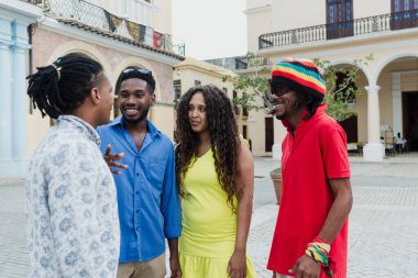 Bir grup Afrikalı Karayipli Kübalı arkadaş eğleniyor ve Latin Amerika 'da bir şehir caddesinde yürüyor, La Havana Küba' da Afrikalı Amerikalı gençlerin portresi