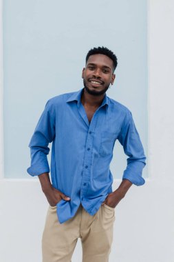 Afro saçlı Afrikalı Amerikalı erkek portresi, Latin Amerika 'da genç afro karayip erkek.