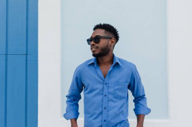 Afro saçlı gözlüklü Afrikalı Amerikalı bir adamın portresi. Latin Amerika 'da genç bir afro karayip erkeği.