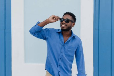 Afro saçlı gözlüklü Afrikalı Amerikalı bir adamın portresi. Latin Amerika 'da genç bir afro karayip erkeği.