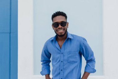 Afro saçlı gözlüklü Afrikalı Amerikalı bir adamın portresi. Latin Amerika 'da genç bir afro karayip erkeği.