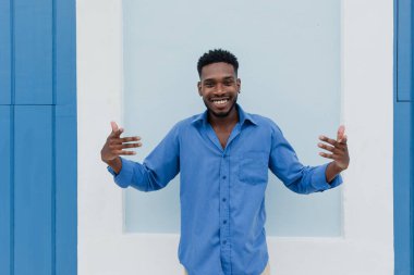 Afro saçlı Afrikalı Amerikalı erkek portresi, Latin Amerika 'da genç afro karayip erkek.