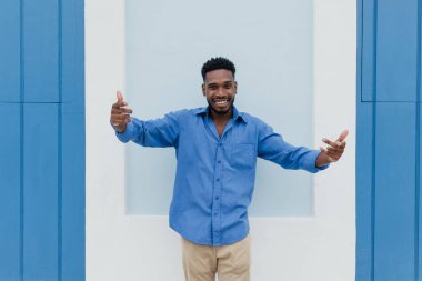 Afro saçlı Afrikalı Amerikalı erkek portresi, Latin Amerika 'da genç afro karayip erkek.