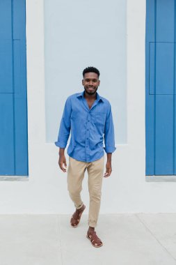 Afro saçlı Afrikalı Amerikalı erkek portresi, Latin Amerika 'da genç afro karayip erkek.