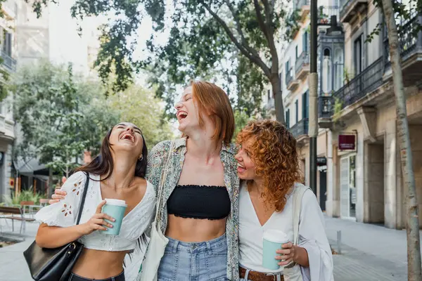 Avrupa şehir caddesinde, İspanyol ve Latin insanların birlikte yürüdüğü bir grup çok ırklı kadın eğleniyor. 