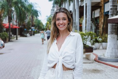 Latin Amerika 'daki genç Latin kadın turist portresi, Karayipler' deki Latin kadınlar ve tropikal hava durumu