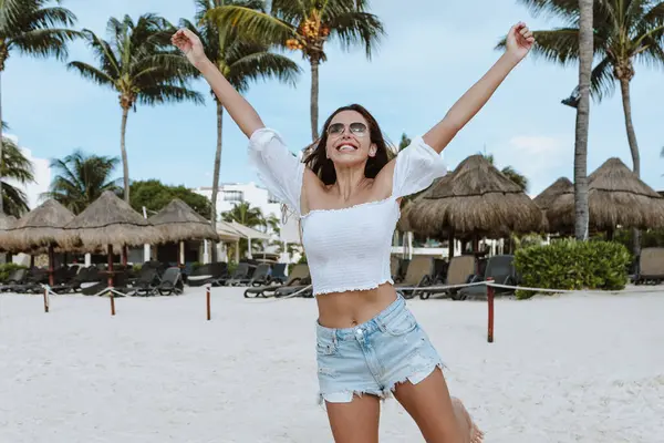 Latin Amerika 'da tatillerde ya da tatillerde Karayip sahillerinde eğlenen İspanyol kadın portresi, tropik arka planda İspanyol kadın.