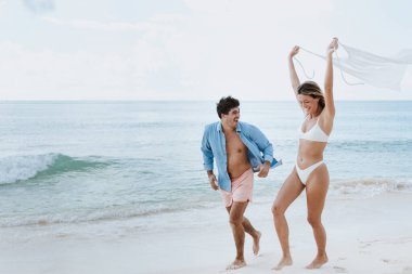 Latin Amerika 'da tatillerde ya da tatillerde Karayip sahillerinde eğlenen, aşık genç bir çift.