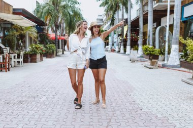 Latin Amerikalı iki kadın turistin portresi, Karayip şehrindeki İspanyol kadın turistler veya tatil yerlerindeki tropikal plajlar