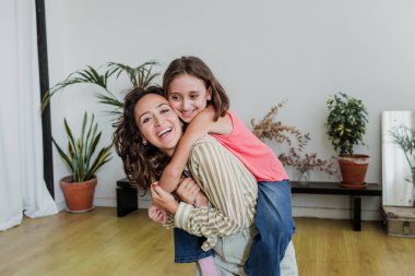 İspanyol bekar anne ve küçük kızı İspanya 'da eğleniyorlar. Avrupa' da.