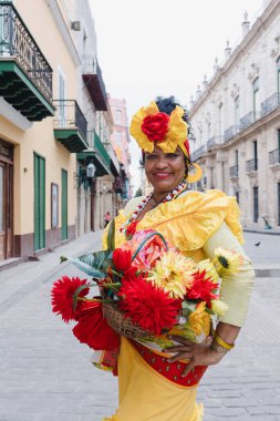 La Havana 'da habano çiçekleri ve tipik kostümlü Kübalı kadın, Latin Amerika' da Afro Karayipler