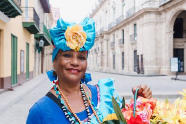 La Havana 'da habano çiçekleri ve tipik kostümlü Kübalı kadın, Latin Amerika' da Afro Karayipler