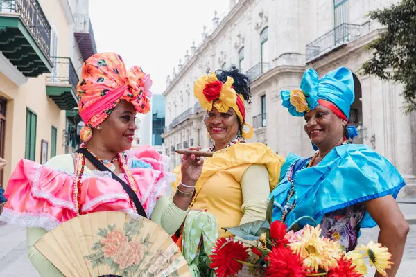 Kübalı kadınlar, La Havana 'da habano çiçekli ve tipik kostümlü kanadalara Latin Amerika' da Afro Karayipli insanlara