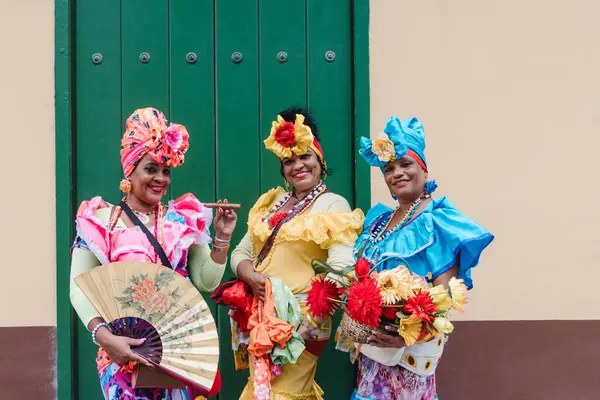 Kübalı kadınlar, La Havana 'da habano çiçekli ve tipik kostümlü kanadalara Latin Amerika' da Afro Karayipli insanlara