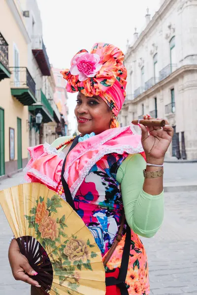 La Havana 'da habano çiçekleri ve tipik kostümlü Kübalı kadın, Latin Amerika' da Afro Karayipler