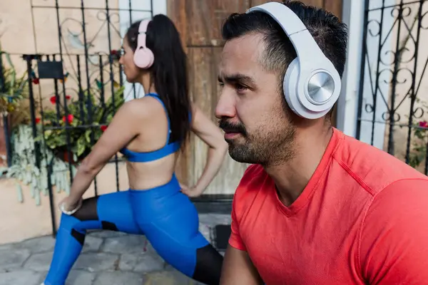 Latin çift Meksika 'da egzersiz yapıyor ve antrenman hazırlıyor Latin Amerika' da, Latin gençler sağlıklı yaşam kavramında.