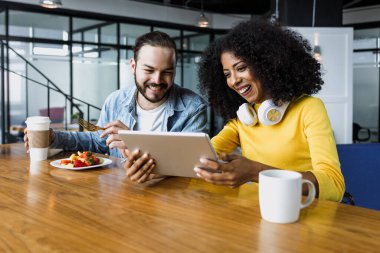İspanyol iş arkadaşları Meksika 'da yemek yiyor ve iş yerinde mola veriyor Latin Amerika' da, iş yerinde öğle yemeği yiyor.