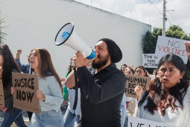 Latin Amerika 'da barış ve insan hakları için caddelerde protesto yapan bir grup Latin kadın ve erkek eşitlik için bir araya geldi.