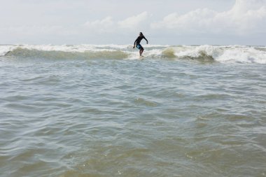 Latin sörfçü adam Meksika 'da tropikal dalgalarda sörf yapıyor Latin Amerika' da, İspanyol insanlar yazın spor aktiviteleri konseptinde sörf yapıyor. 