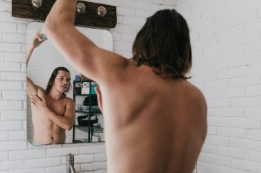 Latin Amerika 'daki evinde deodorant kullanan genç bir İspanyol.